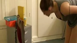 Jeune fille mince posant sex maman et fils nue sur la plage