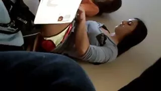 Cutie jouit d'une double sexe entre mere et fille pénétration complète