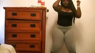 Des échangistes excités porno père et fils font la fête à la maison