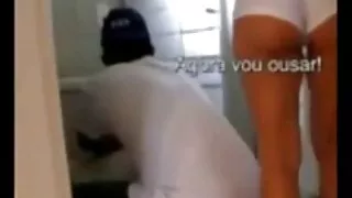 Des hommes il force sa mère à baiser assertifs baisent une pute dans tous les trous