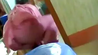 Jeune homme baisé dur dans une chambre confortable sex les maman