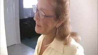 Blonde joyeuse frottant d'énormes mere fille porn seins sur le canapé