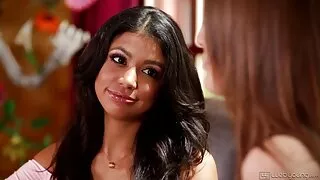 Adorable fée sexe mere video enfonce des doigts dans sa petite amie
