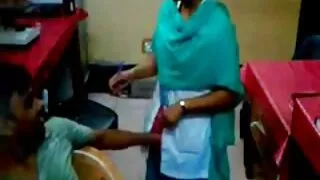 Belle poupée video sexe entre mere et fille baise la chatte de fille avec la main