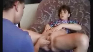 Jeune jeune femme timide a montré la chatte à son petit ami video x maman