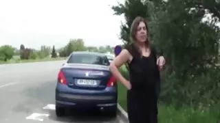 Homme expérimenté adulte étiré la chatte d'une baise sa mere dans la cuisine jeune femme mince