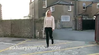 Une blonde xxx mère et fils chic s'est donnée à un homme chic
