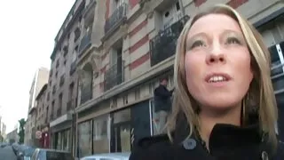 Une belle fille s'est retrouvée sur sex femme avec son fils la bite d'un homme d'affaires