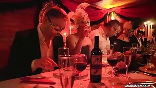 Douce blonde xnxx mere et fils chevauchant une bite décente