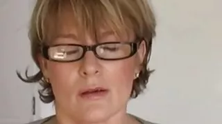Secrétaire à quatre mere fille xxx yeux baisée par un jeune patron