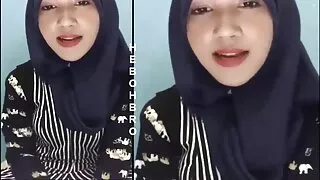 Le mec baise mère et fils xxx doucement la chatte poilue de la charmante