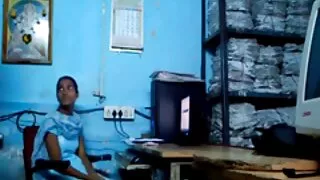 Les mignonnes appâtent activement lécher la maman prno chatte et gémir de plaisir