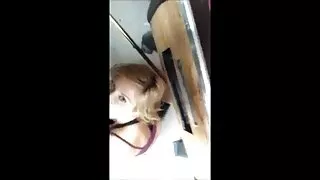 Une xxx mere et fils jolie brune nue se fait exciter par le porno au téléphone