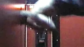 Buste lad dames sexe entre une mere et sa fille à tour de rôle s'amuser avec la bite d'un gentleman