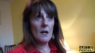 Deux belles filles ont organisé xxx maman et son fils un bon massage de la bite