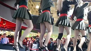 Jolie fille entourée de grosses video x mere et fille bites multicolores
