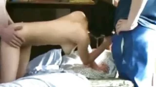 Petite amie étouffée sexe mer et fils et labourée dans la chatte humide