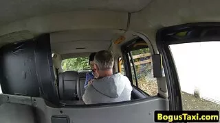 Masturbation de mere et fils porn chatte douce effectuée par une Brune