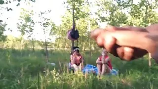 Chatte huilée et rasée porn mere fille sur la plage en train de bronzer