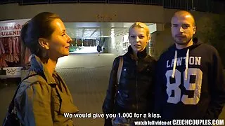 Une mere et fils xx fille mince se confie à un masseur torride