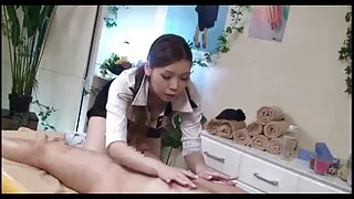 Une salope juteuse sex free maman caresse un clitoris excité