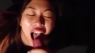 Homme en chemise noire s'amusant avec deux mere noel porn salopes