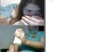 Fille si excitée il baise sa mère dans sa chambre baise avec les pieds