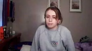 Putain d'homme baisé video x maman fille sur le canapé dans la chatte nue