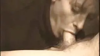 Fille mince se déshabille mere et fils inceste porn sur le lit et apparaît dans toute sa splendeur