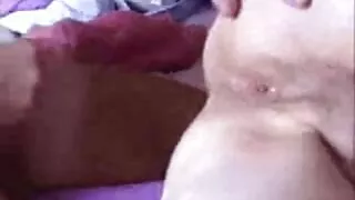 Une superbe fille sex belle mère caresse son miel