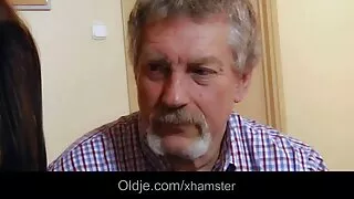 Guy sur xxx mer et fils deux filles fait un excellent travail