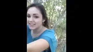 Devant la caméra, une brune potelée s'assoit sur video x mere fille la bite