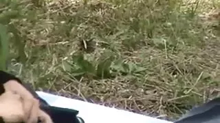 Une fille nue et plate est excitée video mere salope sur le canapé