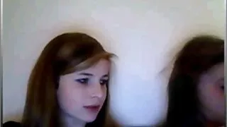Poussin mere fille sexe video avec un trou poilu accroupi sur une bite en caoutchouc