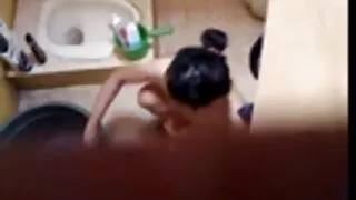 Une salope décomplexée parvient à mettre porn mere fille trois bites dans ses trous à la fois