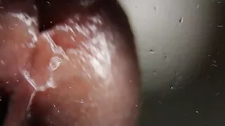 Un mec avec des video porno entre mere et fille tatouages a servi une bite de fille
