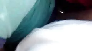 Le client caresse la chatte tendre du maître pornos mere fils lors d'un massage