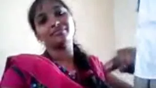 Il caresse l'anus de la fille avec ses sexe entre mère et fille doigts et la baise activement dans le vagin