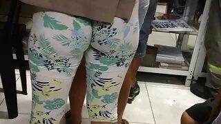 Babe se masturbe la chatte lisse sur porn mère le canapé