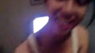 Au téléphone, le mec filme la brune en train de se video de sexe mere fille masturber