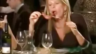 Cutie lèche activement la chatte de sa petite amie sex mere fils francais et ne se plaint pas