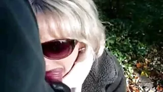 Blonde baisée par des sex maman et fis dames noires agitées
